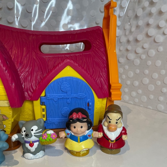 Fisher-Price Little People Disney Princess Snow White's Cottage playset - Picture 2 of 14